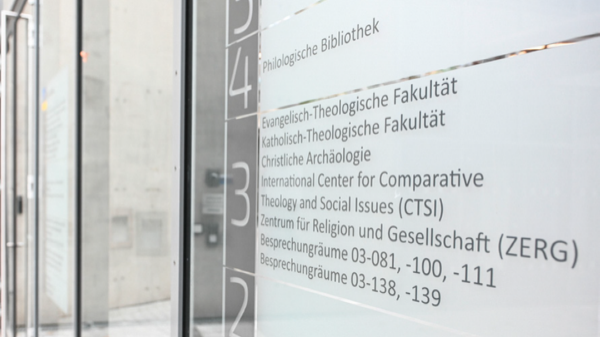 Ansicht einer Tafel, auf der Namen von Instituten einer Universität stehen