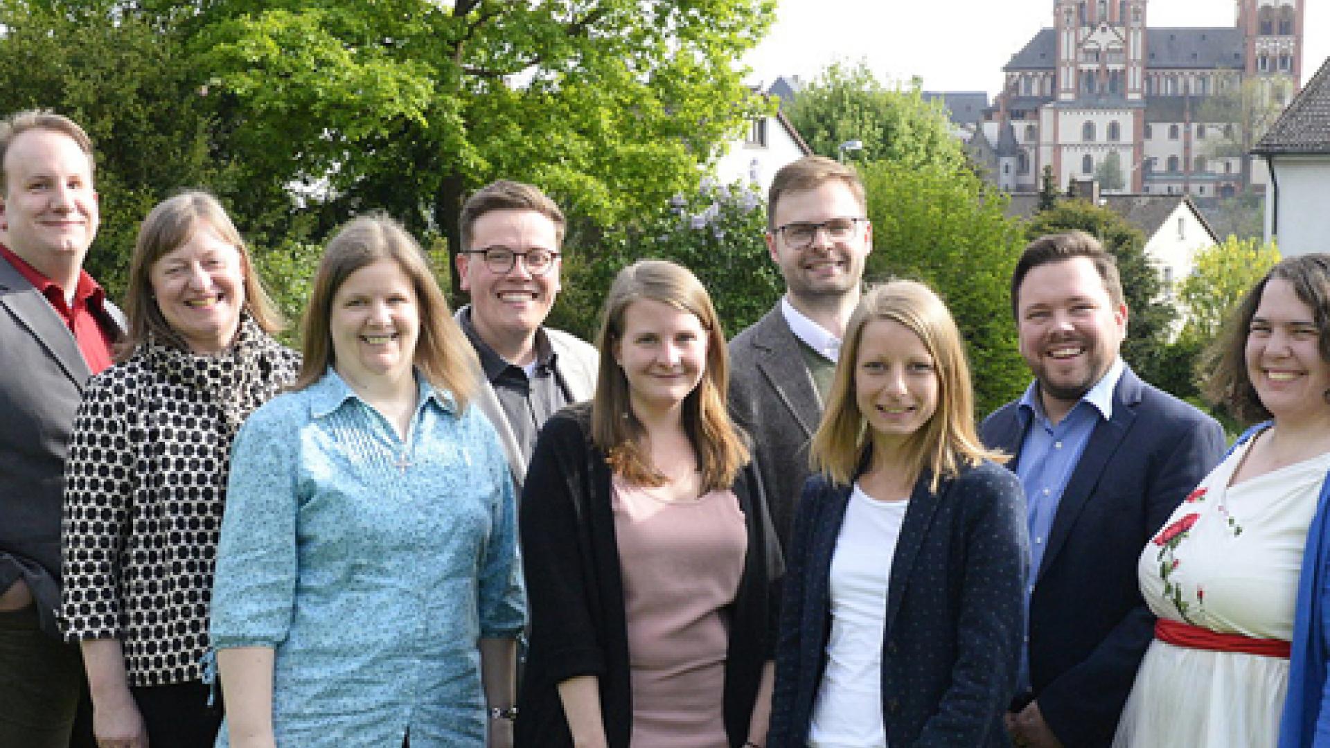 26_Gruppenbild_Aussendung_Frontfoto.jpg